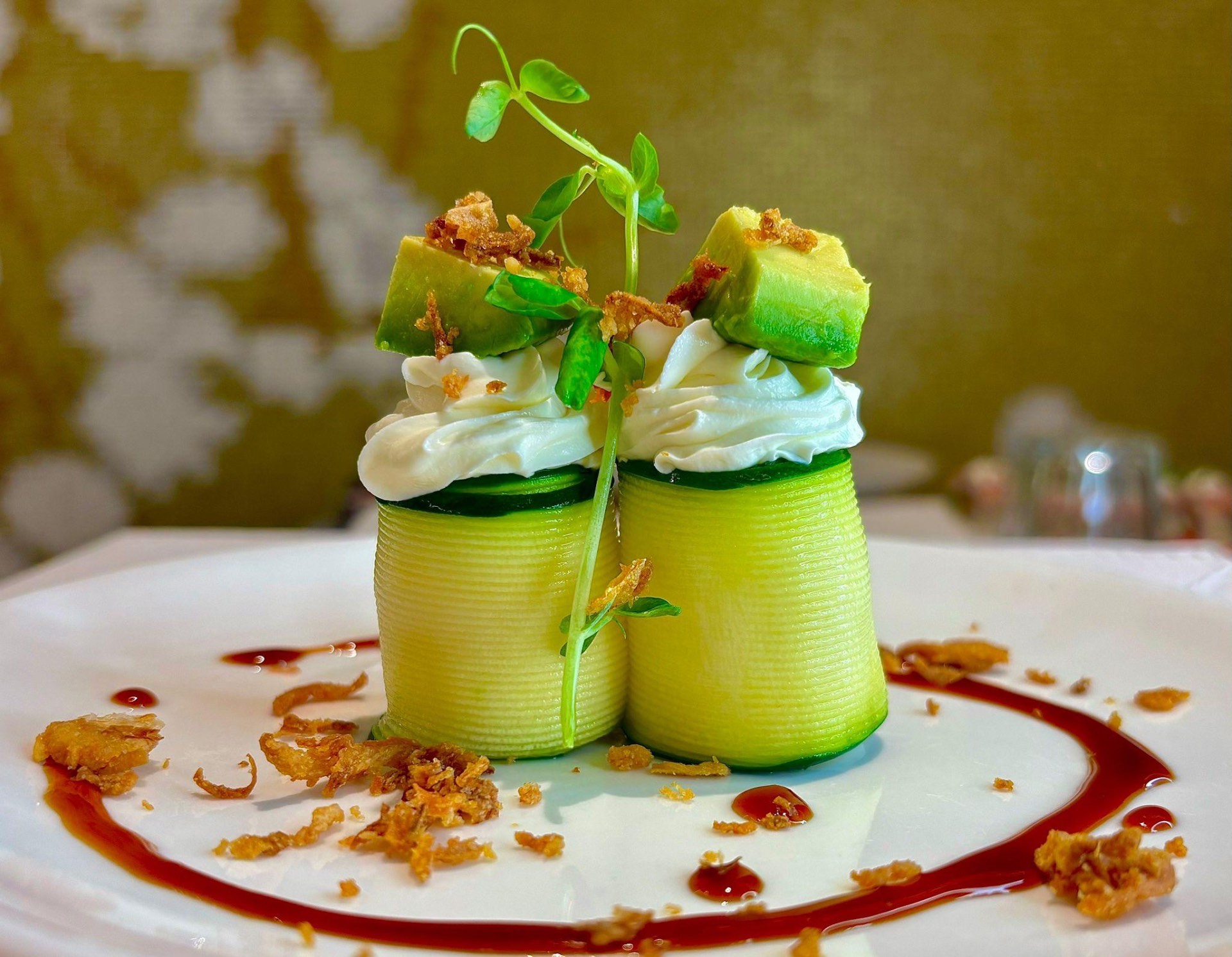 Rotolini di zucchina con philadelphia, avocado e cipolla croccante
