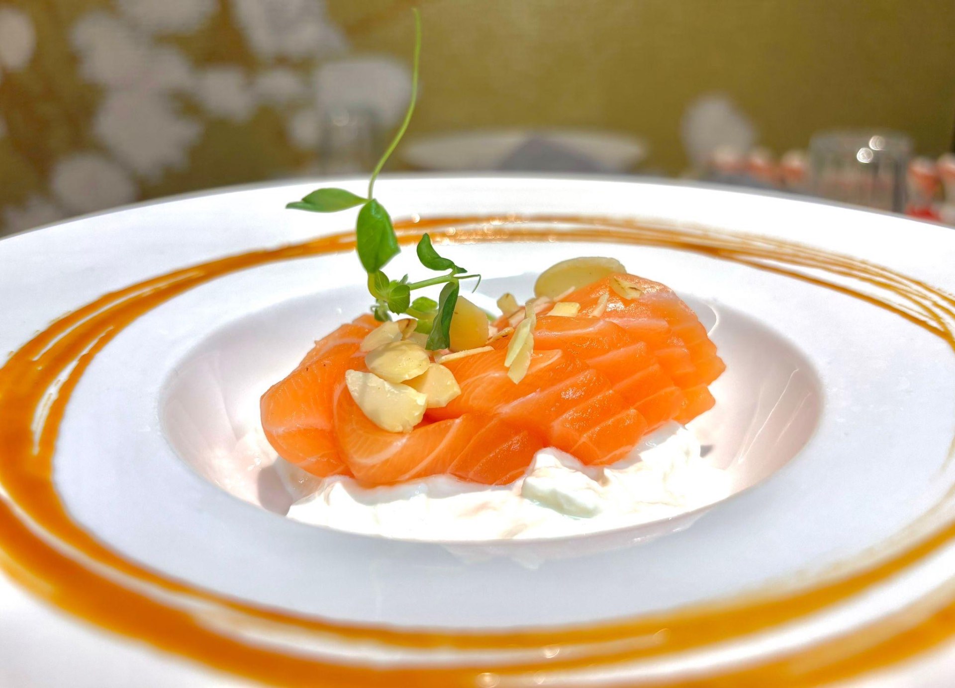 Carpaccio di salmone con stracciatella e mandorle tostate