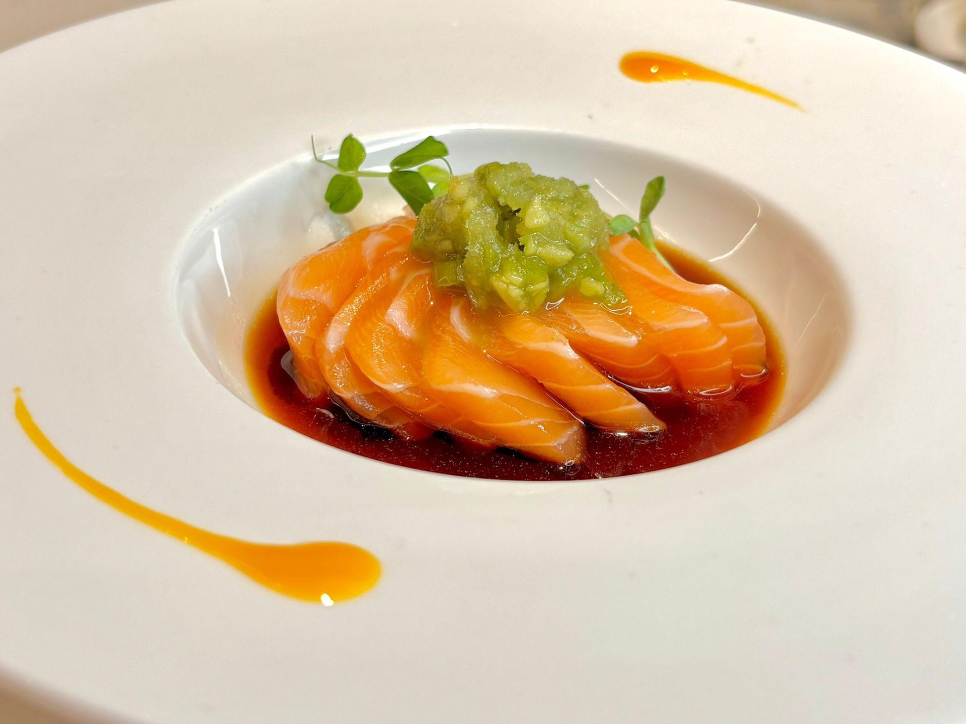 Salmone marinato in salsa ponzu con wasabi fresco
