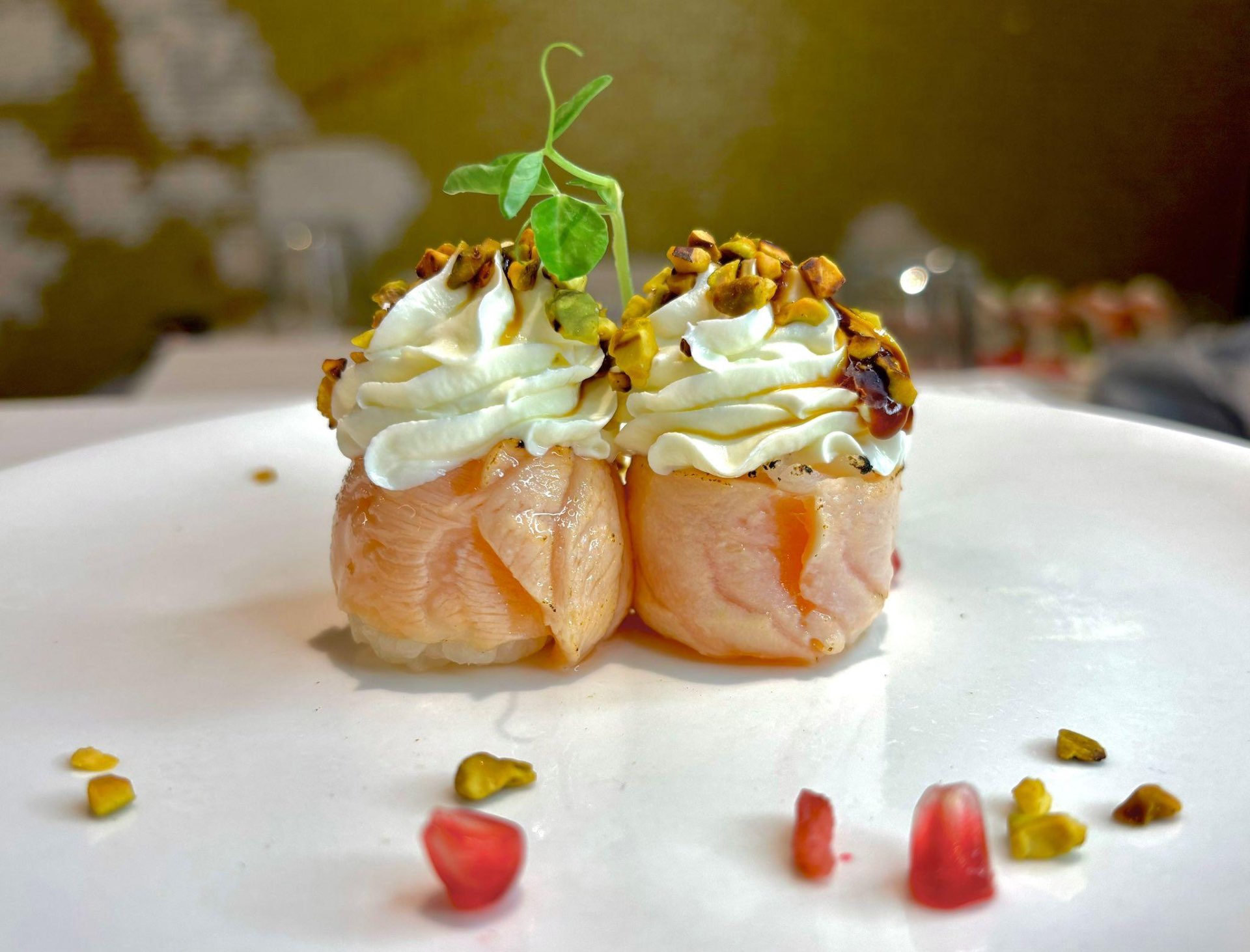 Salmone scottato con crema, pistacchio e germogli freschi